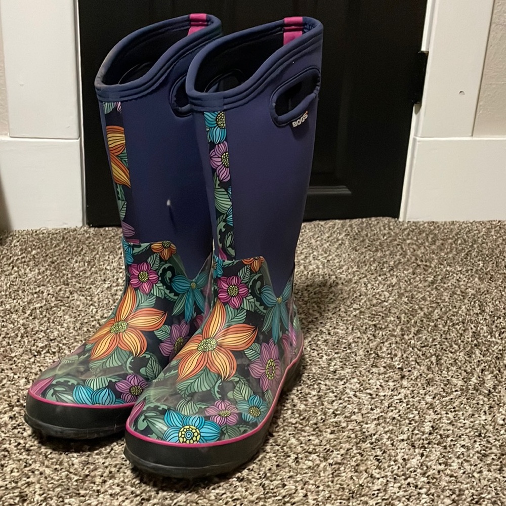 Bogs rain boots in great condition.